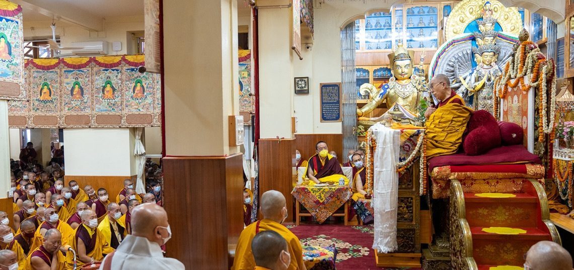 https://ru.dalailama.com/assets/homepage-banners/_homepageBanner/2023-06-04-sakadawa-banner_SA13998.jpg