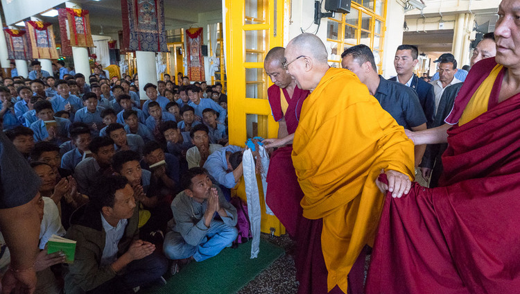По прибытии в главный тибетский храм Его Святейшество Далай-лама приветствует школьников из Тибетских детских деревень. Фото: Тензин Пунцок.