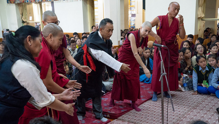 Члены дхарамсальской группы изучения буддизма проводят показательный философский диспут в начале первого дня учений Его Святейшества Далай-ламы для тибетской молодежи. Фото: Тензин Пунцок.