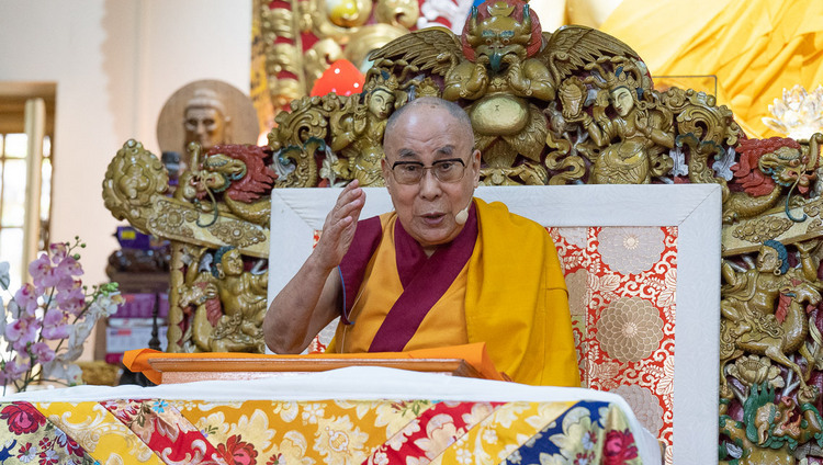 Его Святейшество Далай-лама во время первого дня учений для тибетской молодежи. Фото: Тензин Пунцок.