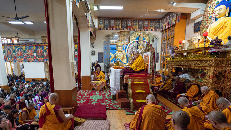 Его Святейшество Далай-лама дарует учения для тибетской молодежи. Фото: Тензин Пунцок.
