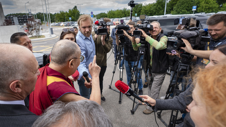 Его Святейшество Далай-лама отвечает на вопросы журналистов в аэропорту Вильнюса. Фото: Тензин Чойджор.