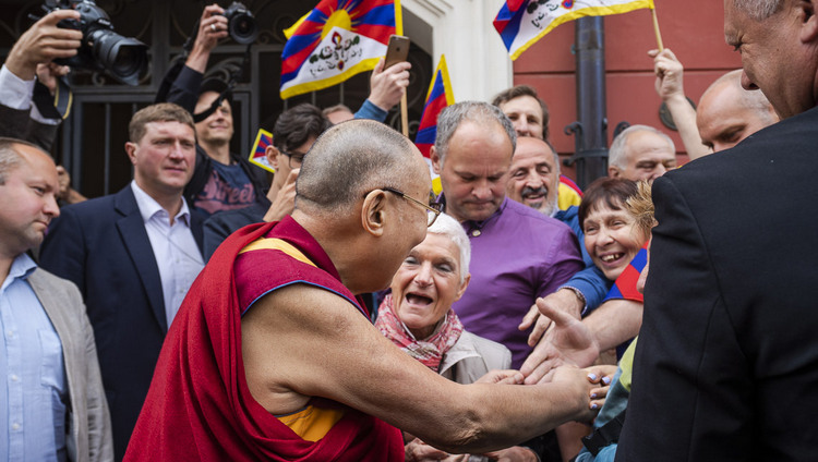 Друзья и сторонники приветствуют Его Святейшество Далай-ламу у входа в гостиницу. Фото: Тензин Чойджор.