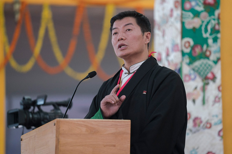 Сикьонг (глава Центральной тибетской администрации) Лобсанг Сенге выступает с обращением в ходе церемонии закрытия 34-го посвящения Калачакры. Фото: Тензин Чойджор (офис ЕСДЛ)