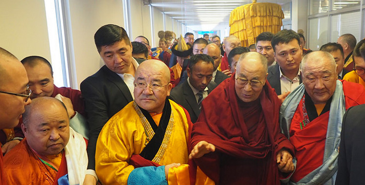 Его Святейшество Далай-лама прибыл в Монголию. 18 ноября 2016 г. Улан-Батор, Монголия. Фото: dalailama.com
