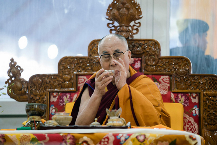 Его Святейшество Далай-лама совершает подношения в рамках подготовительных ритуалов перед посвящением Калачакры. Бодхгая, штат Бихар, Индия. 2 января 2017 г. Фото: Тензин Чойджор (офис ЕСДЛ)