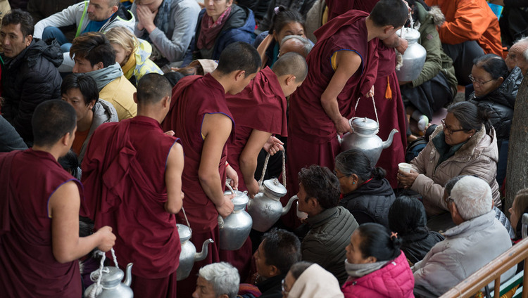 Волонтеры угощают верующих тибетским молочным чаем перед началом учений Его Святейшества Далай-ламы по случаю Дня чудес. Фото: Тензин Чойджор.