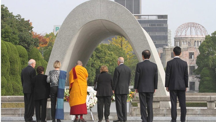 Его Святейшество Далай-лама и другие лауреаты Нобелевской премии отдают дань почтения в Мемориальном парке мира в Хиросиме, Япония. 14 ноября 2010 г. Фото: Тайкан Усуи.
