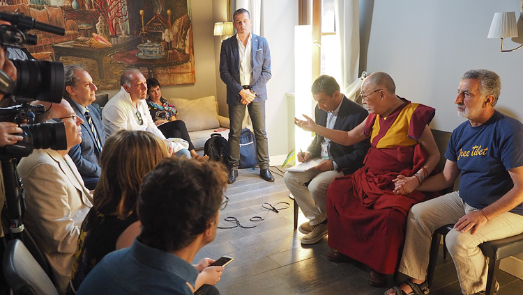 Его Святейшество Далай-лама проводит пресс-конференцию в своем отеле в Таормине. Фото: Джереми Рассел (офис ЕСДЛ)