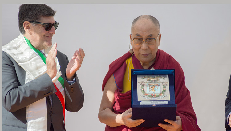 Его Святейшеству Далай-ламе вручают высшую городскую награду Мессины в знак признательности за его труд ради мира и солидарности. Фото: Федерико Винчи