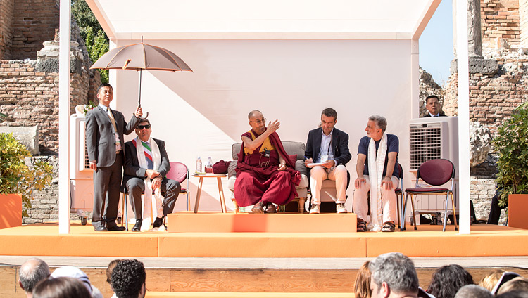 Его Святейшество Далай-лама выступает с публичной лекцией «Мирная жизнь – сотрудничество народов» в античном греческом театре Таормины. Фото: Паоло Регис