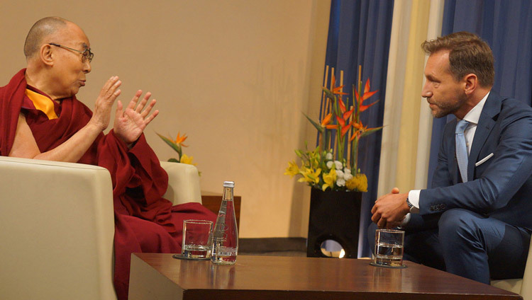 Его Святейшество Далай-лама дает интервью журналисту TVN Петру Краско. Фото: Джереми Рассел (офис ЕСДЛ)