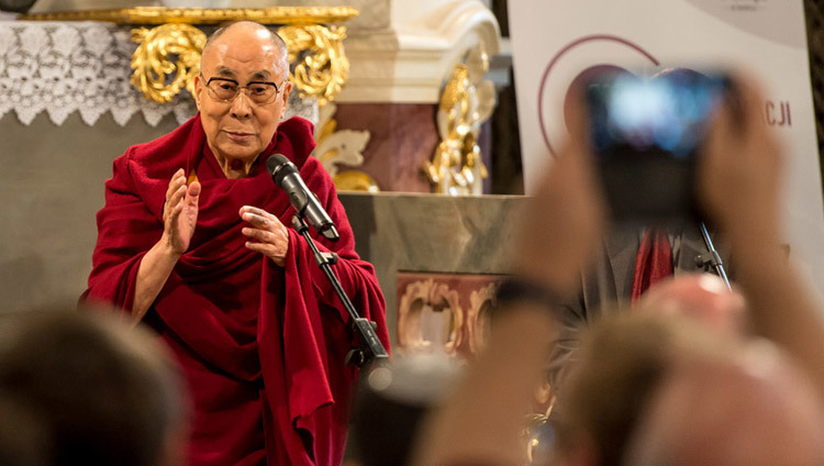Его Святейшество Далай-лама выступает с обращением в Церкви мира перед подписанием «Призыва к миру». Свидница, Польша. Фото: Мачей Кульчиньский