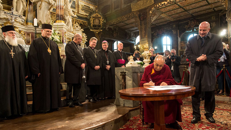 Его Святейшество Далай-лама подписывает «Призыв к миру» во время празднования Международного дня мира. Свидница, Польша. Фото: Мачей Кульчиньский