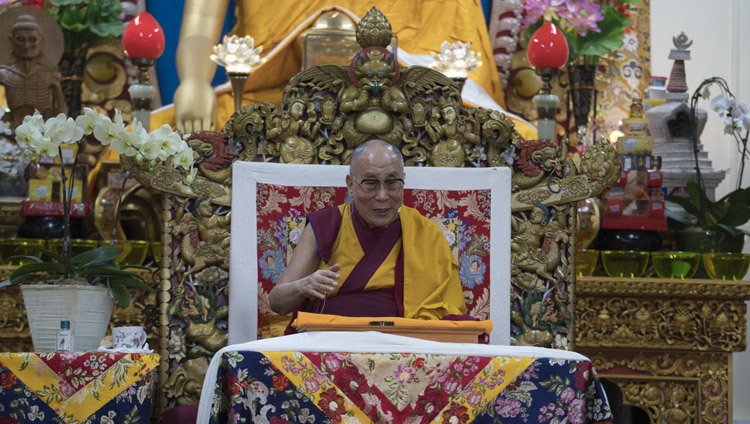Его Святейшество Далай-лама во время первого дня учений по сочинению Арьядевы «400 строф о срединности» в главном тибетском храме. Фото: Тензин Чойджор (офис ЕСДЛ)