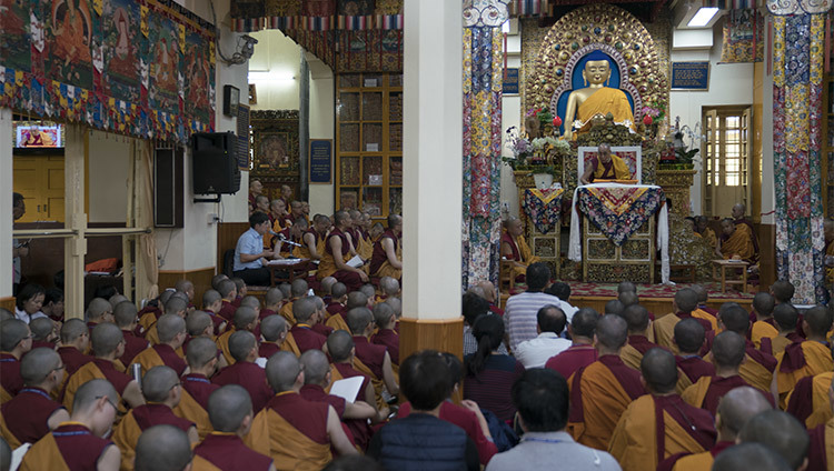 Вид на зал главного тибетского храма во время первого дня учений Его Святейшества Далай-ламы по сочинению Арьядевы «400 строф о срединности». Фото: Тензин Чойджор (офис ЕСДЛ)