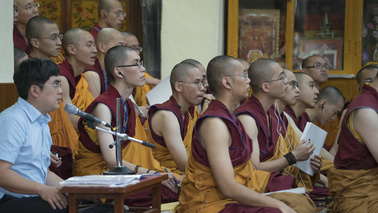 Верующие стоят на пороге главного тибетского храма, чтобы хоть мельком увидеть Его Святейшество Далай-ламу во время перерыва между сессиями учений. Фото: Тензин Чойджор (офис ЕСДЛ)