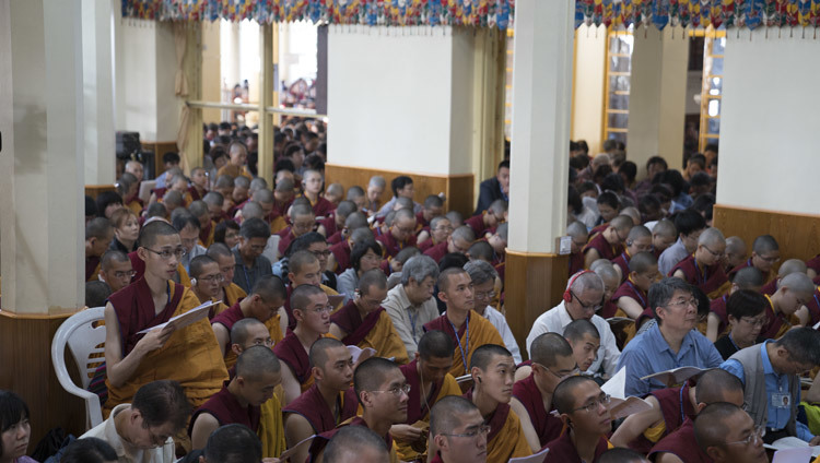 В главном тибетском храме в Дхарамсале в заключительный день учений Его Святейшества Далай-ламы. Фото: Тензин Чойджор (офис ЕСДЛ)