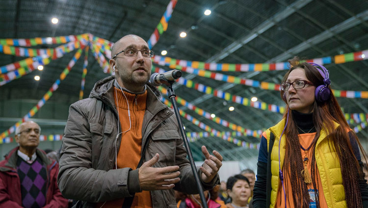 Один из слушателей задает вопрос Его Святейшеству Далай-ламе в начале второй сессии первого дня учений в Риге. Фото: Тензин Чойджор (офис ЕСДЛ)
