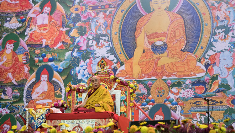 Его Святейшество Далай-лама дарует учения по сочинению Дхармакирти "Праманаварттика". Фото: Тензин Чойджор (офис ЕСДЛ)