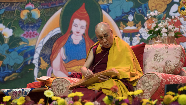 Его Ствяшейство Далай-лама зачитывает текст "Праманаварттики" Дхармакирти. Фото: Тенизн Чойджор (офис ЕСДЛ)