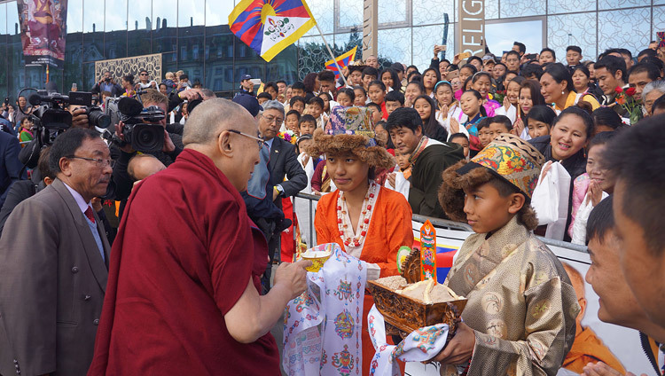 Тибетцы и монголы встречаю тибетского духовного лидера в Берне. Фото: Джереми Рассел (офис ЕСДЛ)