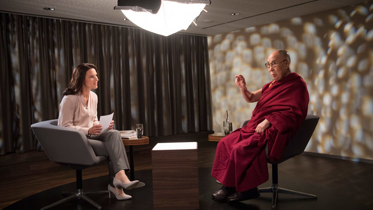 Его Святейшество Далай-лама и Амира Хафнер-Аль Джабаджи после интервью для программы «Звездный час философии». Берн, Швейцария. Фото: Мануэль Бауэр
