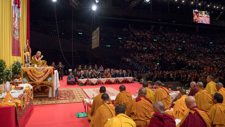 Его Святейшество Далай-лама дарует учения в ходе утренней сессии на стадионе Халлен. Фото: Мануэль Бауэр