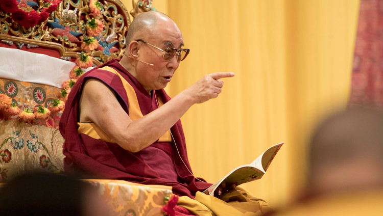 Его Святейшество Далай-лама дарует учения во время дневной сессии на стадионе Халлен. Фото: Мануэль Бауэр