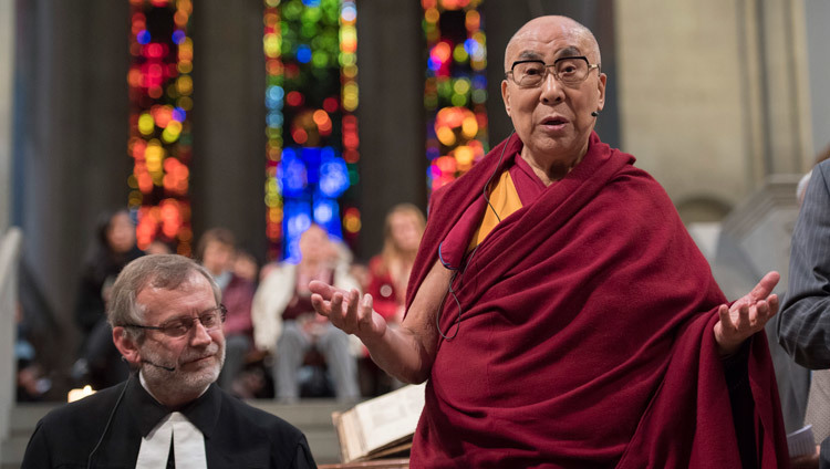 Его Святейшество Далай-лама выступает с обращением к участникам межконфессионального молебна о мире в соборе Гроссмюнстер. Фото: Мануэль Бауэр