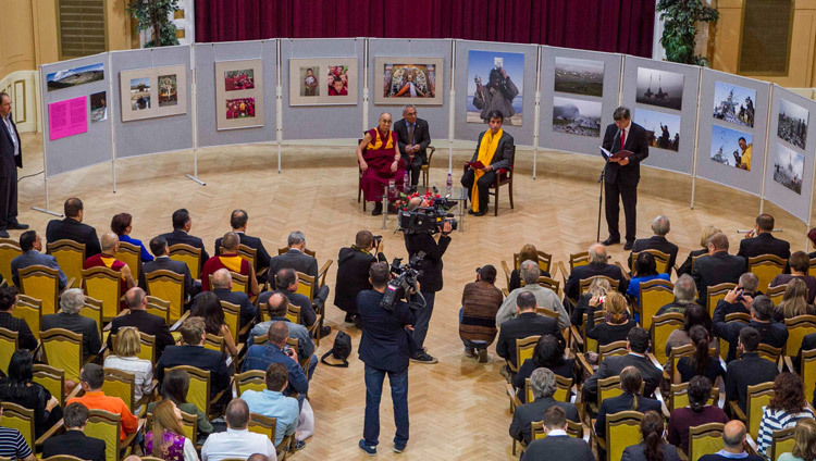 Его Святейшество Далай-лама беседует с преподавателями и студентами университета им. Коменского. Фото: Сомоджи