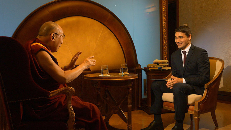 Его Святейшество Далай-лама дает интервью журналисту чешского телеканала «24». Фото: Джереми Рассел (офис ЕСДЛ)
