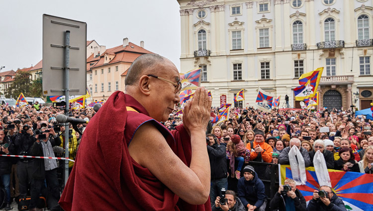 Его Святейшество Далай-лама приветствует более двух с половиной тысяч человек, собравшихся на Градчанской площади. Фото: Оливье Адам