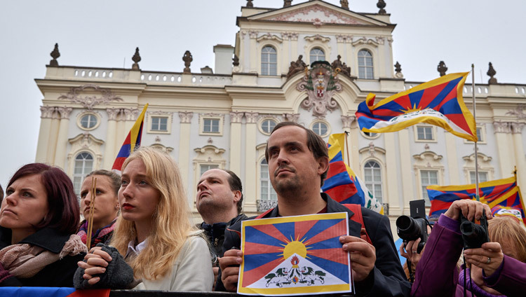 Поклонники и почитатели, собравшиеся на Градчанской площади, чтобы поприветствовать Его Святейшество Далай-ламу. Фото: Оливье Адам