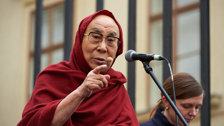 Его Святейшество Далай-лама обращается к собравшимся на Градчанской площади. Фото: Оливье Адам