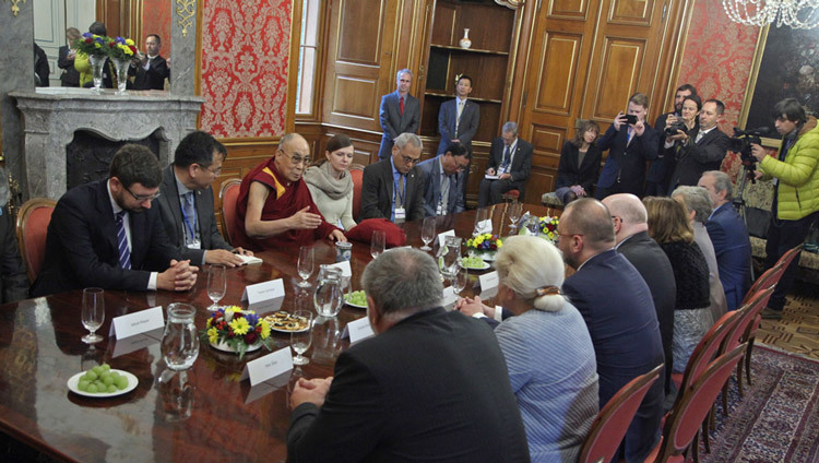 Его Святейшество Далай-лама во время встречи с группой парламентариев из Христианско-демократического союза – Чехословацкой народной партии. Фото: Ондрей Бесперат