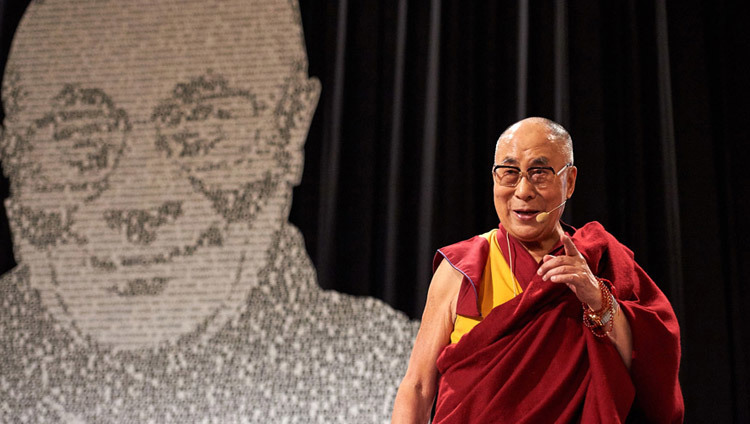 Его Святейшество Далай-лама выступает с публичной лекцией во дворце Люцерна. Фото: Оливье Адам