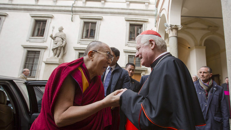 Кардинал Милана Анджело Скола встречает Его Святейшество Далай-ламу, прибывшего на встречу в его резиденцию. Фото: Тензин Чойджор (офис ЕСДЛ)