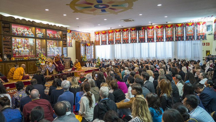 Его Святейшество Далай-лама обращается к собравшимся в институте изучения тибетского буддизма «Гепелинг». Фото: Тензин Чойджор (офис ЕСДЛ)