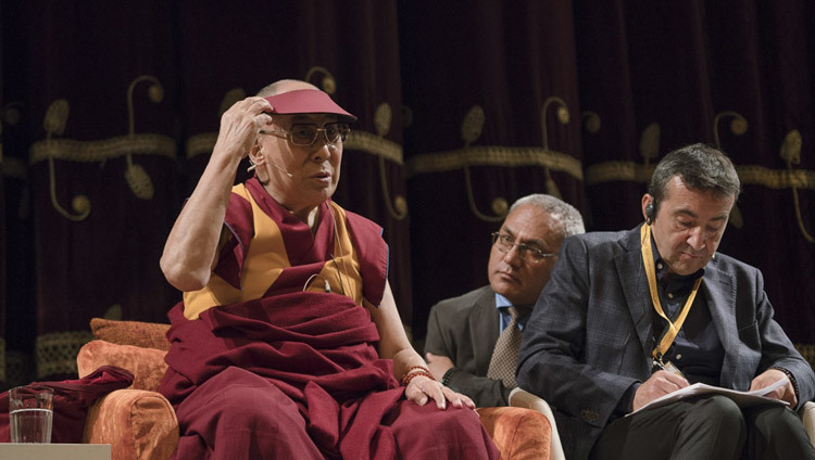 Его Святейшество Далай-лама читает лекцию для студентов Миланского университета Бикокка. Фото: Тензин Чойджор (офис ЕСДЛ)