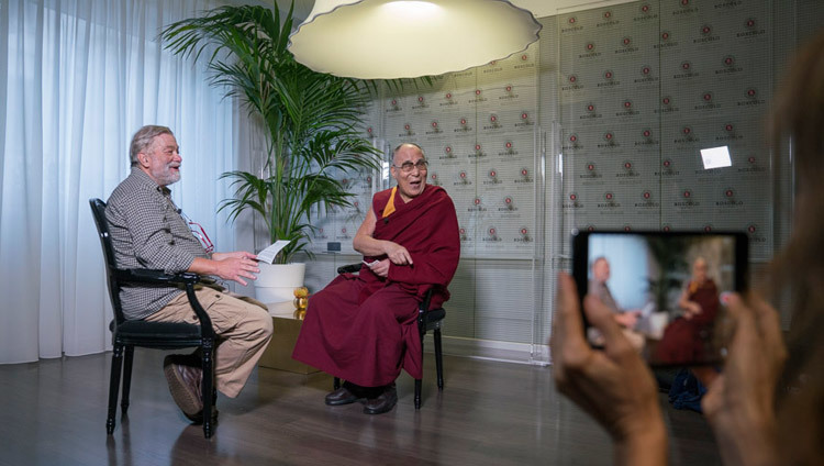 Его Святейшество Далай-лама и его давний друг, журналист Пио Д’Эмилья во время интервью для итальянского новостного телеканала «TG 24». Фото: Тензин Чойджор (офис ЕСДЛ)