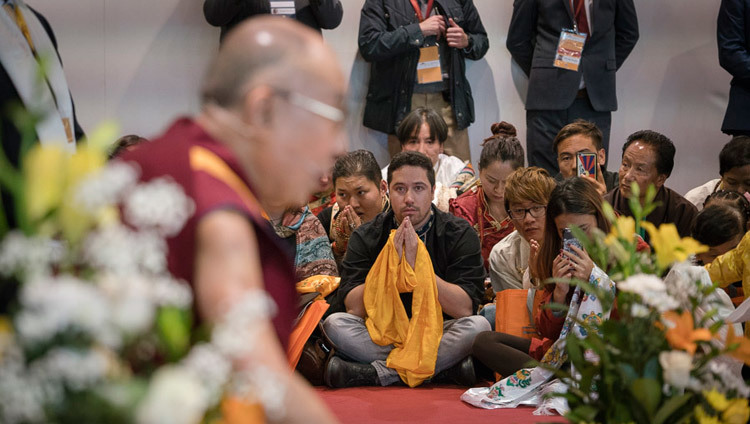 Его Святейшество Далай-лама дарует наставления более чем 200 тибетцам, живущим в Италии, Швейцарии и Испании. Фото: Тензин Чойджор (офис ЕСДЛ)
