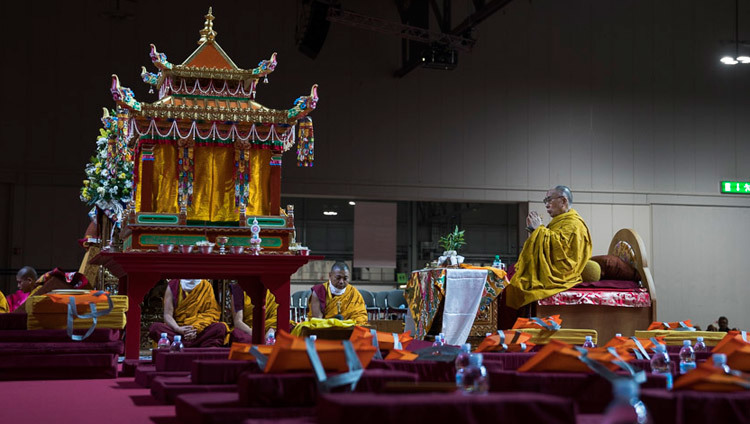 Его Святейшество Далай-лама проводит подготовительные церемонии для посвящения Авалокитешвары. Фото: Тензин Чойджор (офис ЕСДЛ)