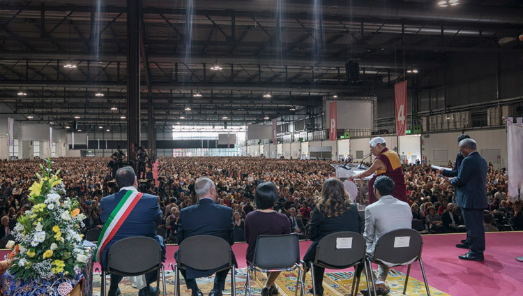 Его Святейшество Далай-лама выступает с публичной лекцией о светской этике в конференц-зале выставочного центра «Rho Fiera Milano», в котором собралось более 12,000 слушателей. Фото: Тензин Чойджор (офис ЕСДЛ)