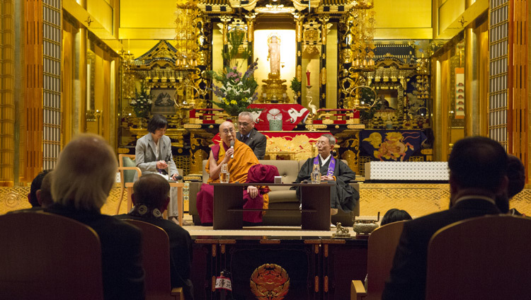 Его Святейшество Далай-лама выступает в храме Хигаси Хонган-дзи. Фото: Джигме Чопхел