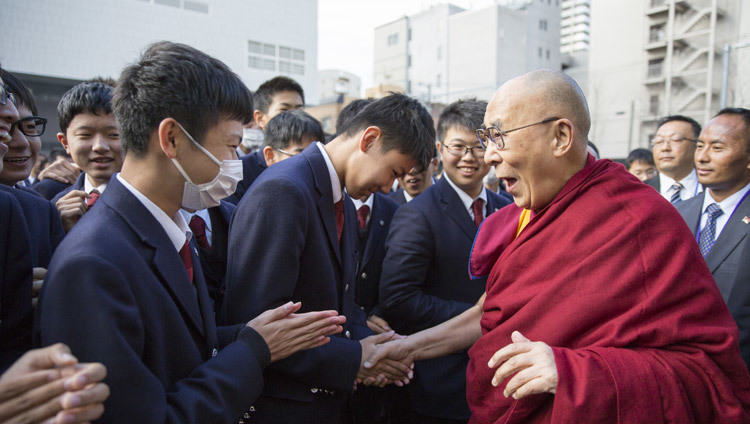 Его Святейшество Далай-лама здоровается с учениками школы Сейфу. Фото: Джигме Чопхел