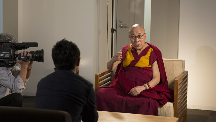 Интервью Его Святейшества Далай-ламы телеканалу «TBS». Фото: Джигме Чопхел