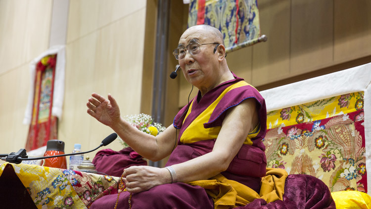 Его Святейшество Далай-лама дарует учения по поэме Шантидевы «Путь бодхисаттвы». Фото: Джигме Чопхел