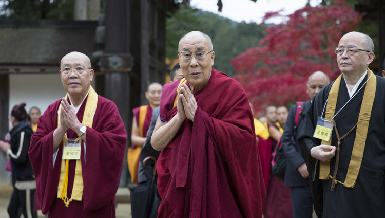 Его Святейшество Далай-лама по прибытии в главный храм Коясана. Фото: Джигме Чопхел