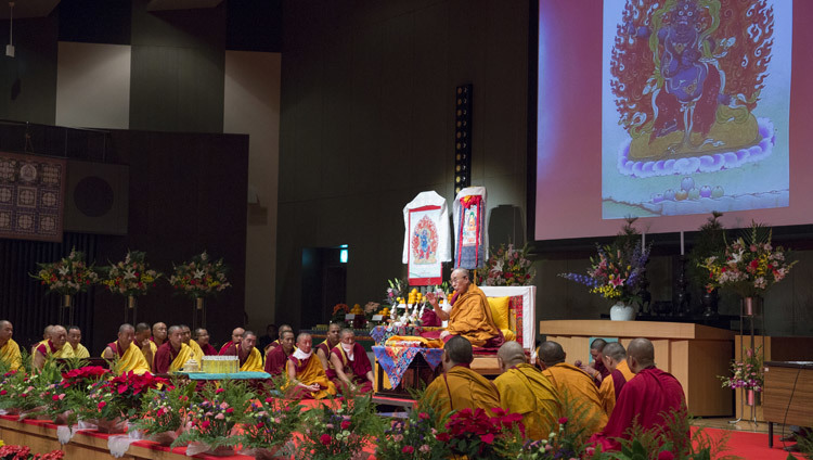 Его Святейшество Далай-лама дарует посвящение Ачалы в главном храме Коясана. Фото: Джигме Чопхел